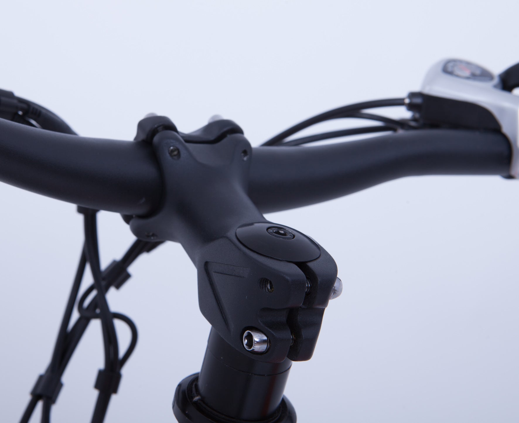 Mountain Bike Elettrica IFM Bianco Nero con Batteria Litio 36V/8Ah