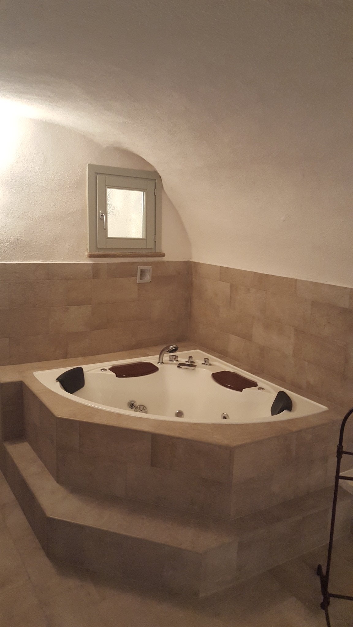 Vasca Idromassaggio Katrin 150x150 Angolare di Design
