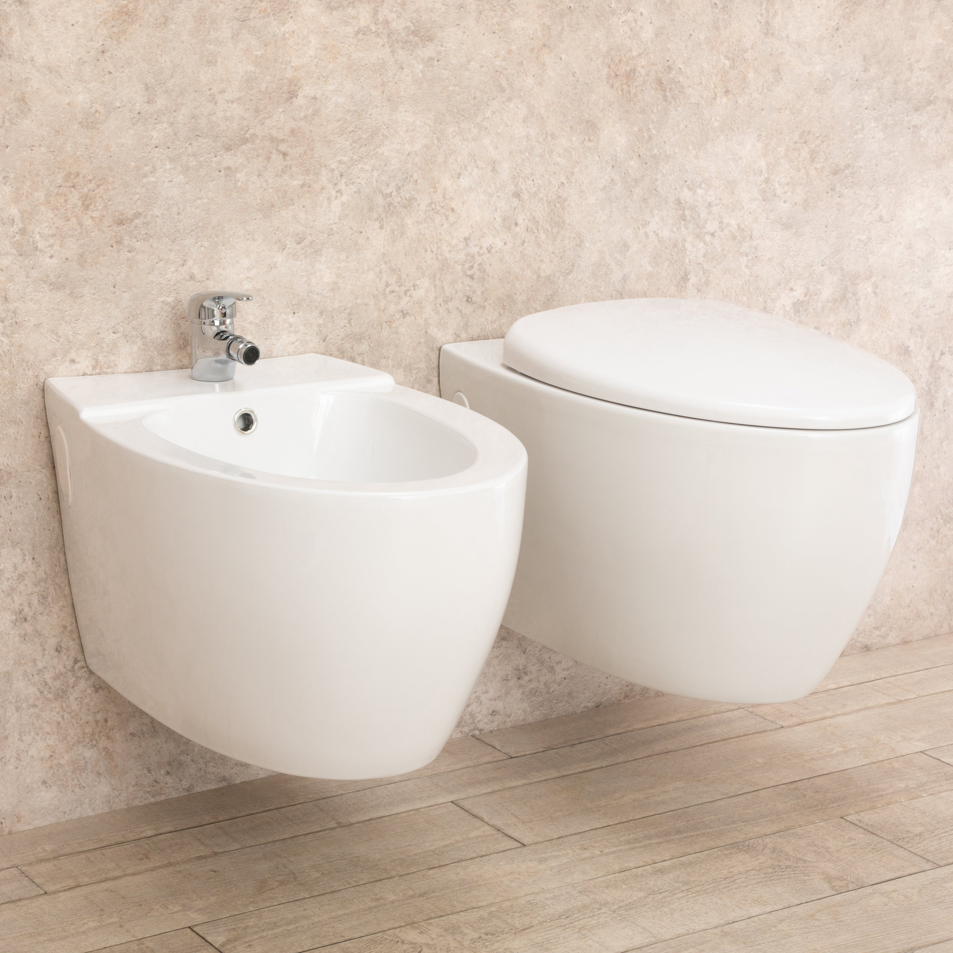Sanitari Bagno Round Sospesi con Sedile a chiusura Rallenta e Bidet