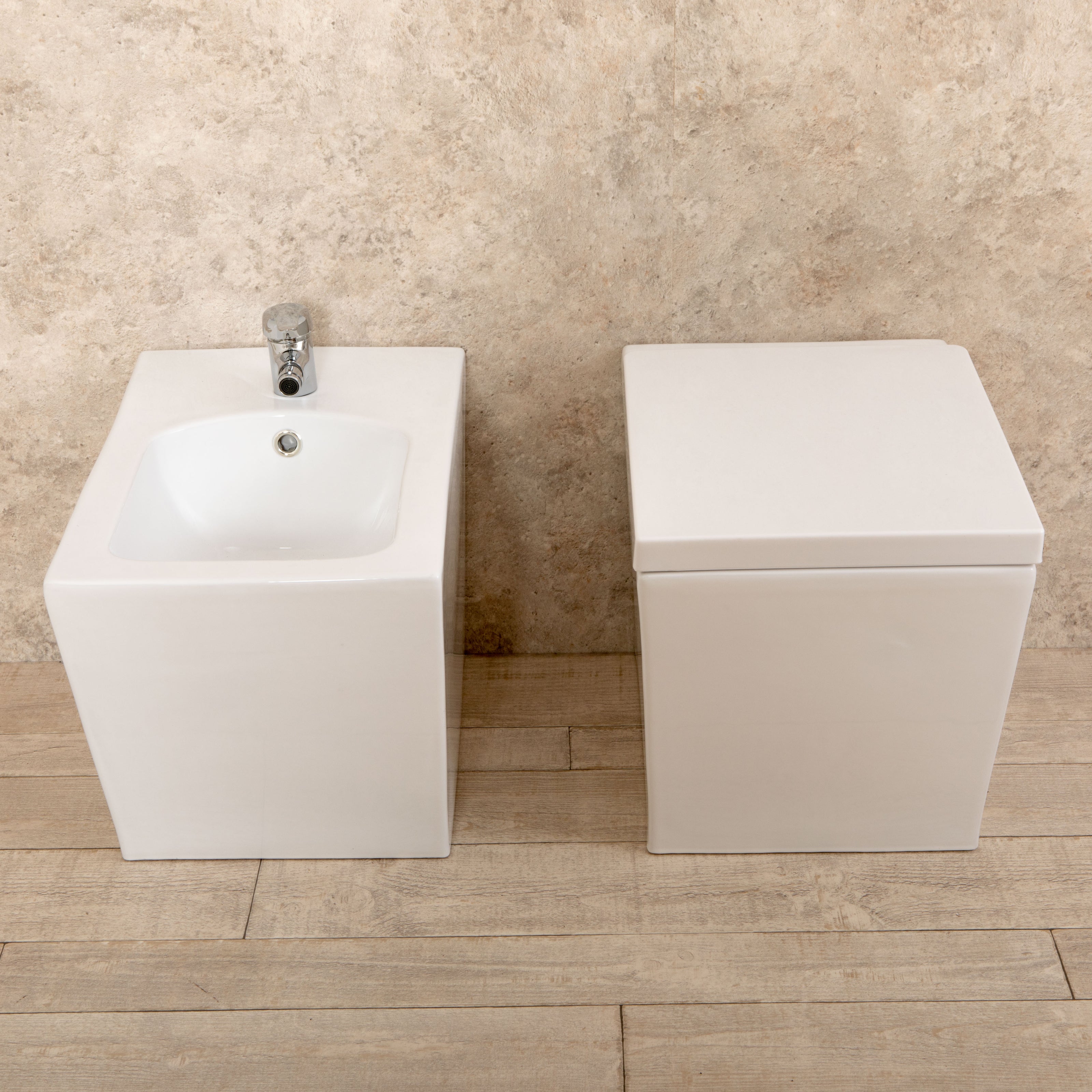 Sanitari Bagno Square Filo Parete in Ceramica WC e Tavoletta di Design
