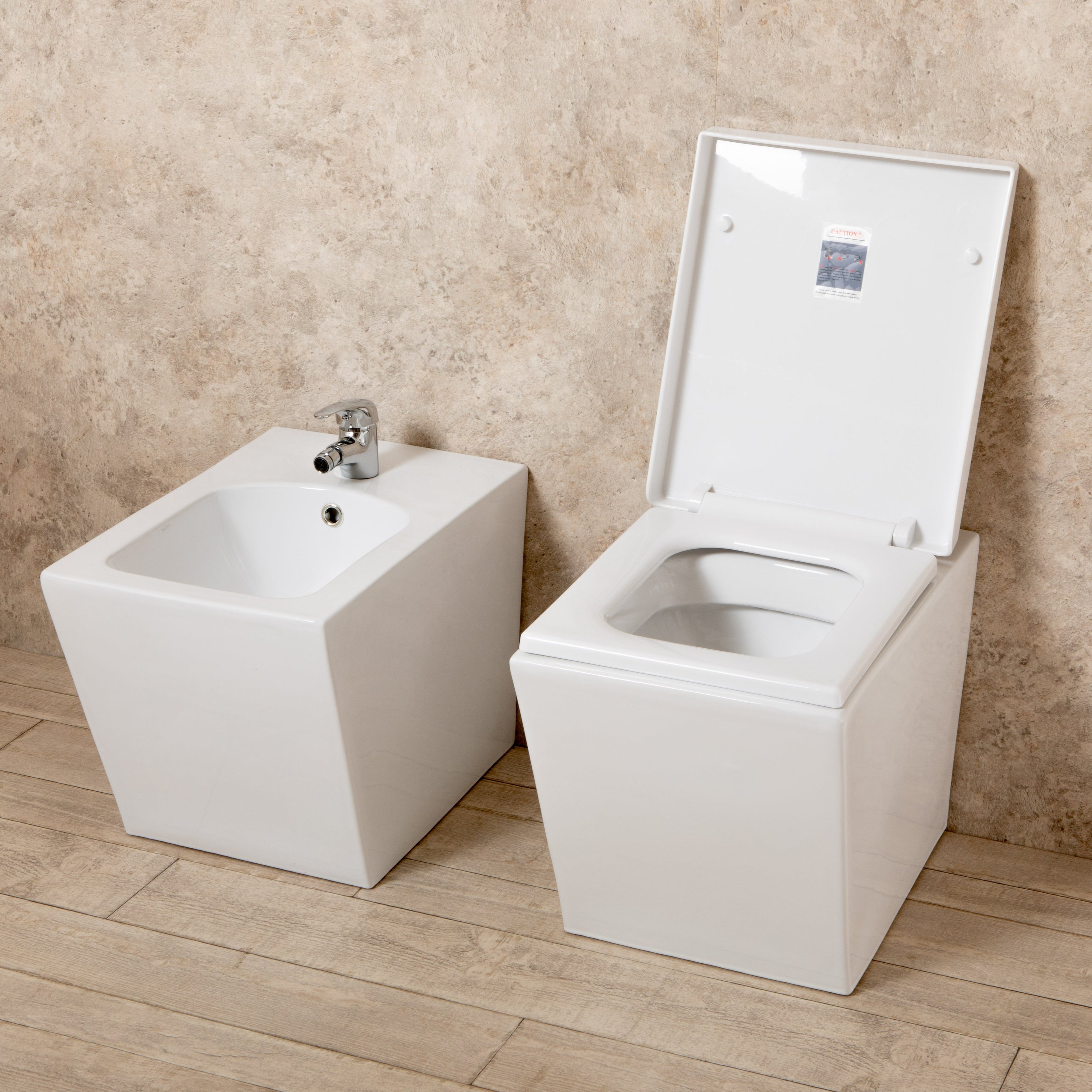 Sanitari Bagno Square Filo Parete in Ceramica WC e Tavoletta di Design