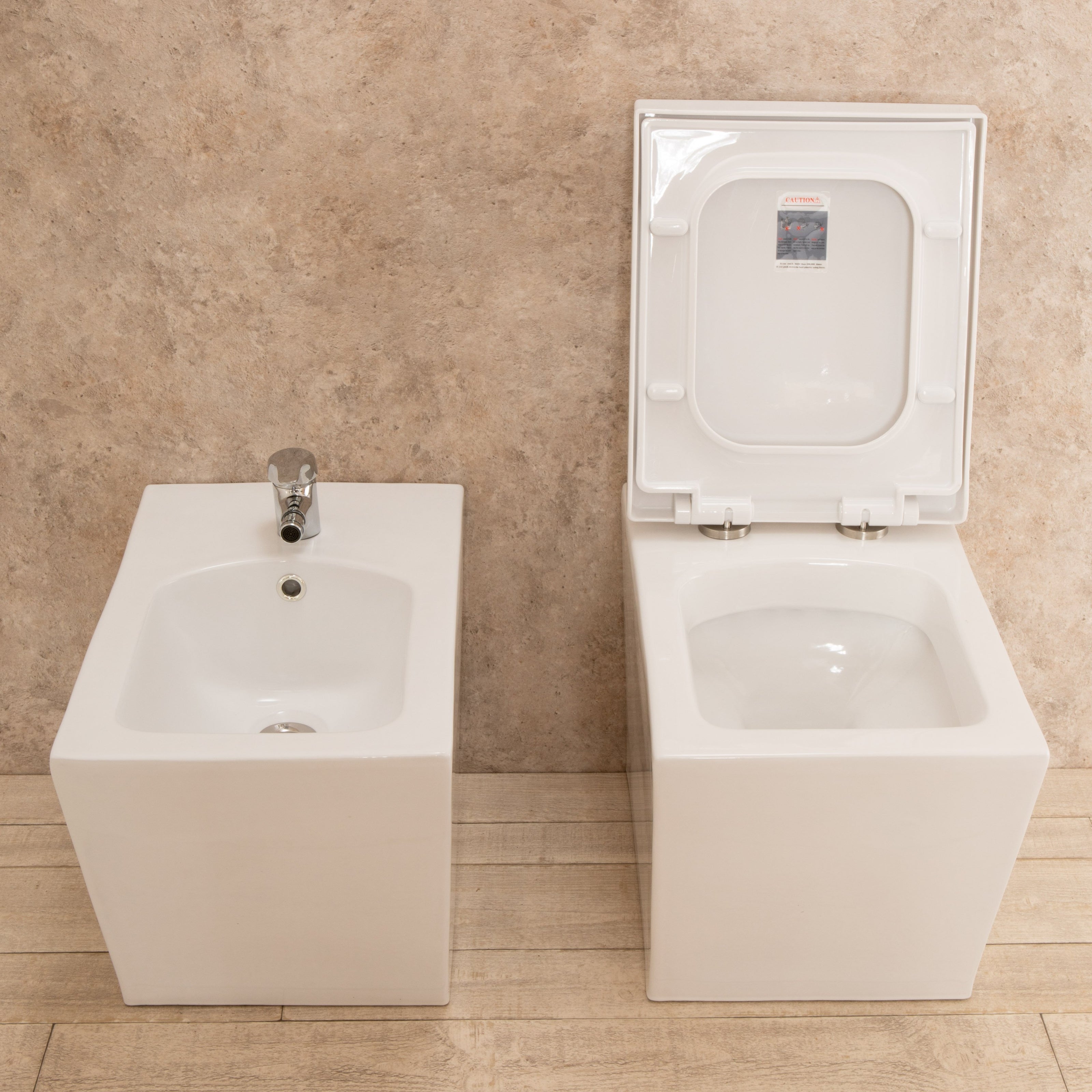 Sanitari Bagno Square Filo Parete in Ceramica WC e Tavoletta di Design