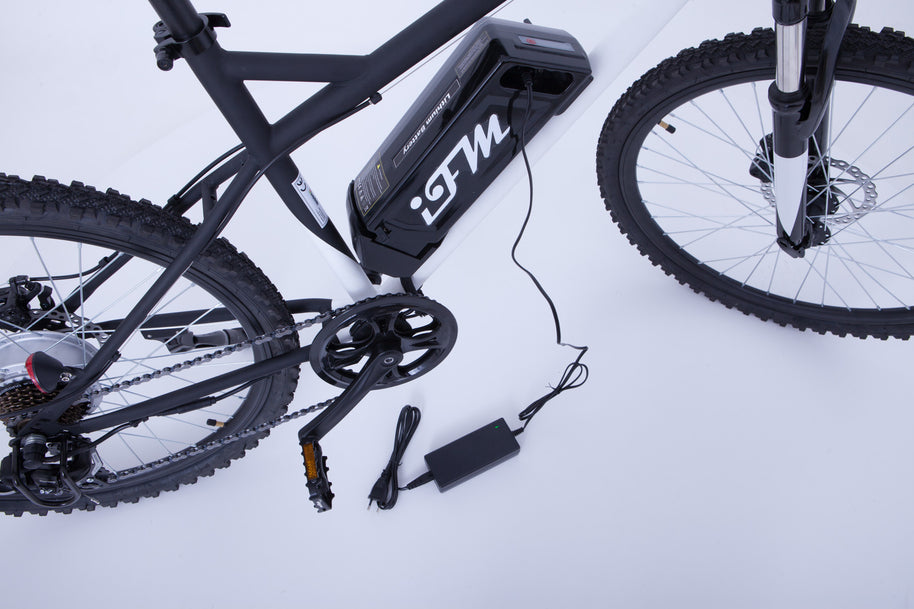 Mountain Bike Elettrica IFM Bianco Nero con Batteria Litio 36V/8Ah
