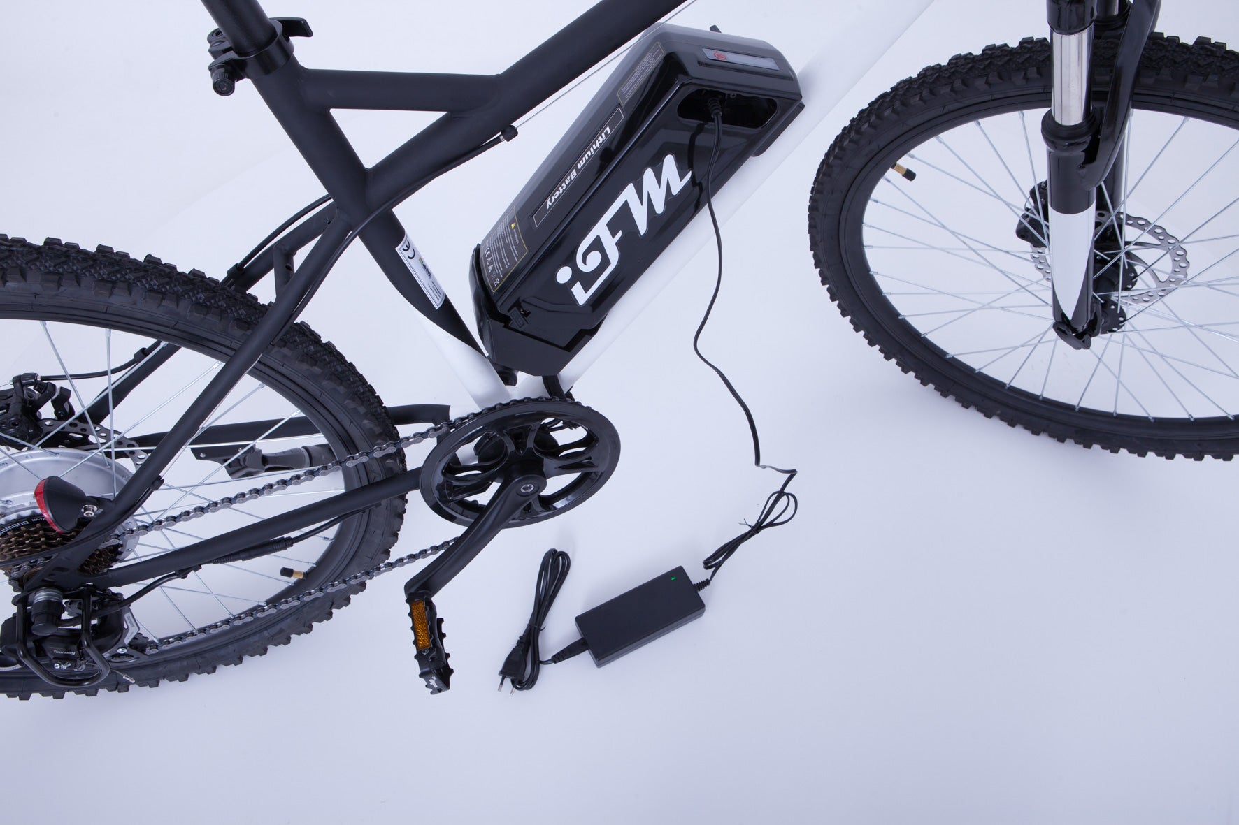 Mountain Bike Elettrica IFM Bianco Nero con Batteria Litio 36V/8Ah